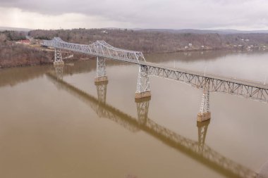 Hudson Nehri 'ni kaplayan Rip Van Winkle Köprüsü' nün Catskill, New York ve Hudson New York arasındaki hava görüntüsü.