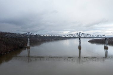 Hudson Nehri 'ni kaplayan Rip Van Winkle Köprüsü' nün Catskill, New York ve Hudson New York arasındaki hava görüntüsü.