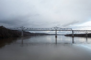 Hudson Nehri 'ni kaplayan Rip Van Winkle Köprüsü' nün Catskill, New York ve Hudson New York arasındaki hava görüntüsü.