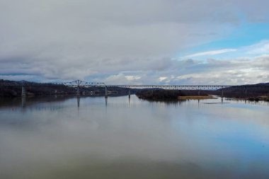 Hudson Nehri 'ni kaplayan Rip Van Winkle Köprüsü' nün Catskill, New York ve Hudson New York arasındaki hava görüntüsü.