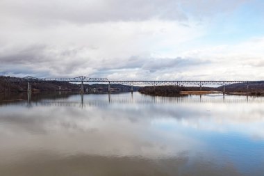Hudson Nehri 'ni kaplayan Rip Van Winkle Köprüsü' nün Catskill, New York ve Hudson New York arasındaki hava görüntüsü.