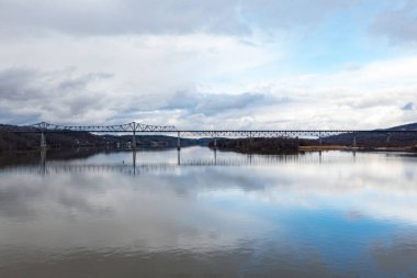 Hudson Nehri 'ni kaplayan Rip Van Winkle Köprüsü' nün Catskill, New York ve Hudson New York arasındaki hava görüntüsü.