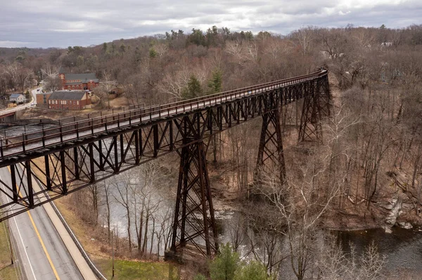 罗森代尔 纽约州火车栈桥从 Joppenbergh 山的看法 沃尔基尔轨道轨迹在纽约州的部分 — 图库照片