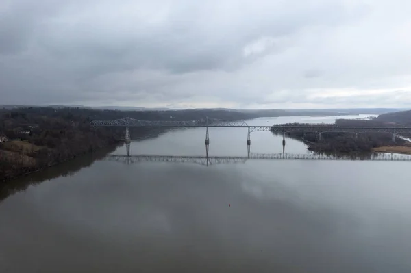 纽约和纽约之间横跨哈德逊河的Rip Van Winkle桥的空中景观 — 图库照片