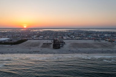 Wildwood, New Jersey 'deki Boardwalk' ta gün batımında Büyük Tahta Roller Coaster.