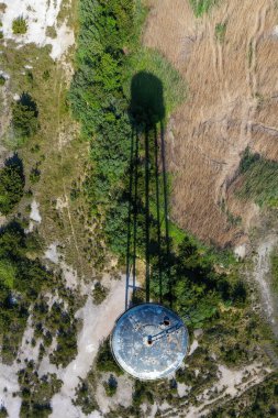 Bir su kulesinin havadan görünüşü New Jersey 'e gölge düşürüyor..