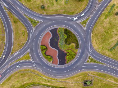 Sao Roque 'da bir kavşağın havadan görünüşü, Portekiz' de Azores 'de..