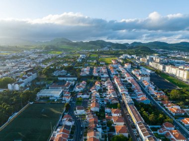 Portekiz 'in Azores bölgesinde Sao Miguel adasındaki Ponta Delgada' nın hava manzarası.