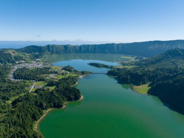 Portekiz 'in Azores kentindeki Sao Miguel adasındaki Sete Cidades gölleri üzerindeki Miradouro da Vista do Rei manzarası