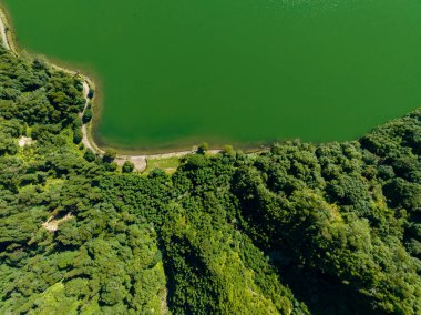 Portekiz 'in Azores kentindeki Sao Miguel adasındaki Sete Cidades gölleri üzerindeki Miradouro da Vista do Rei manzarası