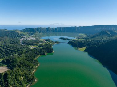 Portekiz 'in Azores kentindeki Sao Miguel adasındaki Sete Cidades gölleri üzerindeki Miradouro da Vista do Rei manzarası