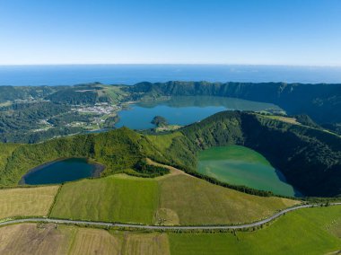 Portekiz 'in Azores kentindeki Sao Miguel adasındaki Sete Cidades gölleri üzerindeki Miradouro da Vista do Rei manzarası