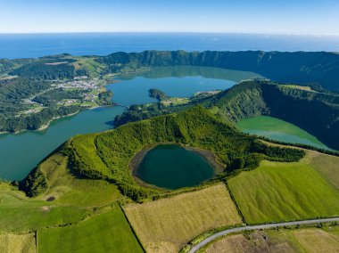 Portekiz 'in Azores kentindeki Sao Miguel adasındaki Sete Cidades gölleri üzerindeki Miradouro da Vista do Rei manzarası