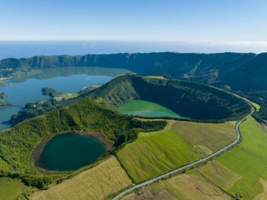Portekiz 'in Azores kentindeki Sao Miguel adasındaki Sete Cidades gölleri üzerindeki Miradouro da Vista do Rei manzarası