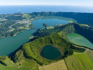 Portekiz 'in Azores kentindeki Sao Miguel adasındaki Sete Cidades gölleri üzerindeki Miradouro da Vista do Rei manzarası