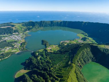 Portekiz 'in Azores kentindeki Sao Miguel adasındaki Sete Cidades gölleri üzerindeki Miradouro da Vista do Rei manzarası