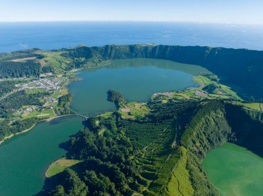 Portekiz 'in Azores kentindeki Sao Miguel adasındaki Sete Cidades gölleri üzerindeki Miradouro da Vista do Rei manzarası