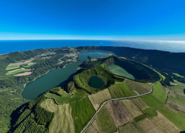 Portekiz 'in Azores kentindeki Sao Miguel adasındaki Sete Cidades gölleri üzerindeki Miradouro da Vista do Rei manzarası