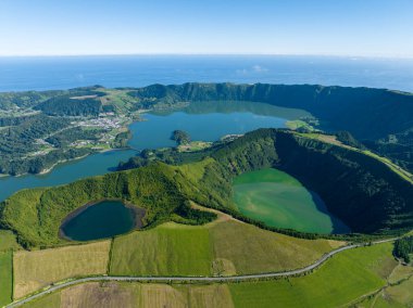Portekiz 'in Azores kentindeki Sao Miguel adasındaki Sete Cidades gölleri üzerindeki Miradouro da Vista do Rei manzarası