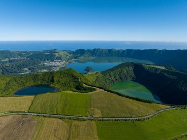 Portekiz 'in Azores kentindeki Sao Miguel adasındaki Sete Cidades gölleri üzerindeki Miradouro da Vista do Rei manzarası