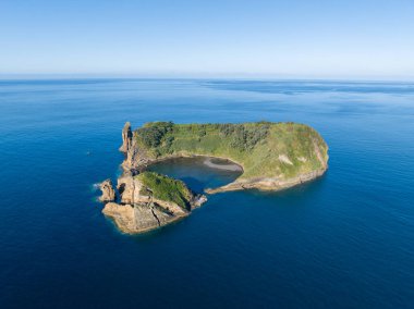 Sao Miguel Adası, Azores, Portekiz 'deki Vila Franca do Campo adasının hava manzarası..