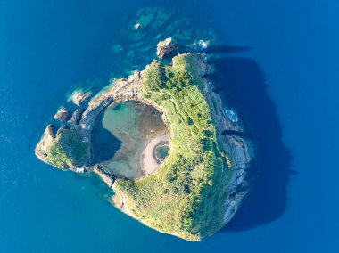 Sao Miguel Adası, Azores, Portekiz 'deki Vila Franca do Campo adasının hava manzarası..