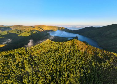 Sao Miguel Adası, Azores, Portekiz 'deki Lagoa do Fogo Gölü' nün güzel panoramik manzarası..