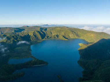 Sao Miguel Adası, Azores, Portekiz 'deki Lagoa do Fogo Gölü' nün güzel panoramik manzarası..