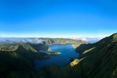 Sao Miguel Adası, Azores, Portekiz 'deki Lagoa do Fogo Gölü' nün güzel panoramik manzarası..
