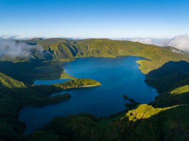 Sao Miguel Adası, Azores, Portekiz 'deki Lagoa do Fogo Gölü' nün güzel panoramik manzarası..