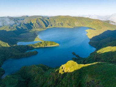 Sao Miguel Adası, Azores, Portekiz 'deki Lagoa do Fogo Gölü' nün güzel panoramik manzarası..