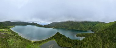 Sao Miguel Adası, Azores, Portekiz 'deki Lagoa do Fogo Gölü' nün güzel panoramik manzarası..