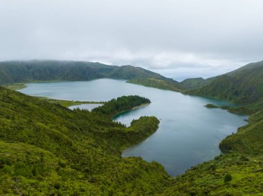 Sao Miguel Adası, Azores, Portekiz 'deki Lagoa do Fogo Gölü' nün güzel panoramik manzarası..