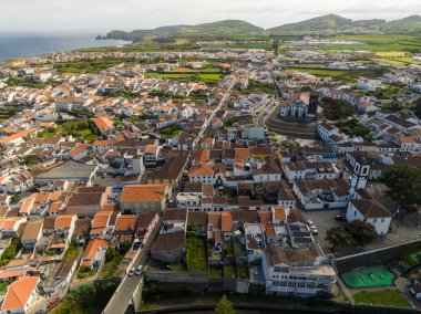 Belediye, Ribeira Grande Merkez Meydanı ve Ponte dos Oito Arcos Köprüsü, Sao Miguel Adası, Azores, Portekiz.