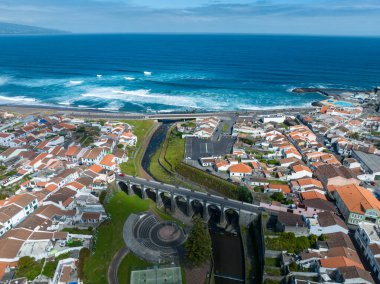 Belediye, Ribeira Grande Merkez Meydanı ve Ponte dos Oito Arcos Köprüsü, Sao Miguel Adası, Azores, Portekiz.