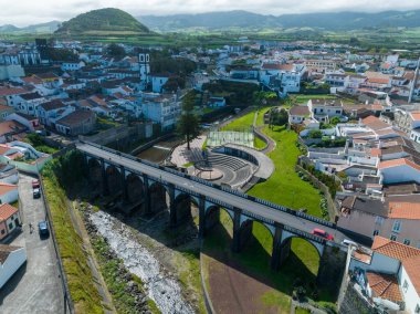 Belediye, Ribeira Grande Merkez Meydanı ve Ponte dos Oito Arcos Köprüsü, Sao Miguel Adası, Azores, Portekiz.