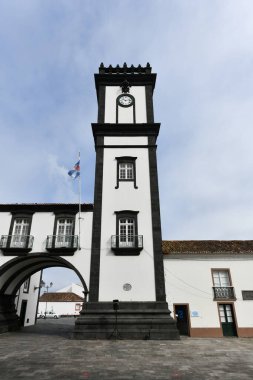 Belediye, Ribeira Grande Merkez Meydanı ve Ponte dos Oito Arcos Köprüsü, Sao Miguel Adası, Azores, Portekiz.