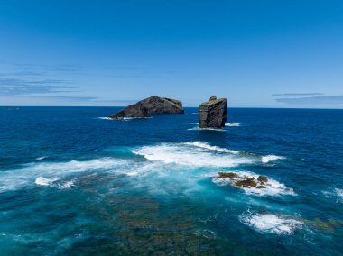 Ponta do Castelo 'dan hava manzaralı Sao Miguel Adası' nın batı kıyısındaki kayalık kıyı şeridi, Azores, Portekiz.