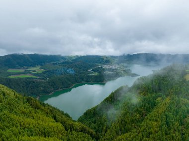 Flores Adası, Azores Takımadası, Portekiz 'deki Volkan Gölü Lagoa Rasa çevresindeki hava manzarası.