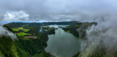 Portekiz 'in Azores kentindeki Sao Miguel adasındaki Sete Cidades gölleri üzerindeki Miradouro da Vista do Rei manzarası