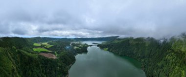 Portekiz 'in Azores kentindeki Sao Miguel adasındaki Sete Cidades gölleri üzerindeki Miradouro da Vista do Rei manzarası