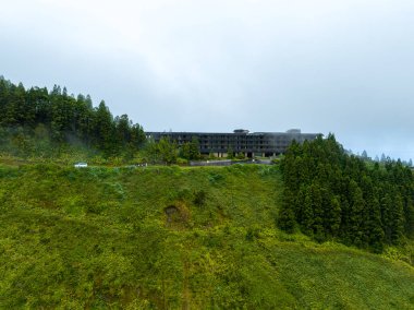 Portekiz 'in Azores kentindeki Sao Miguel adasındaki Sete Cidades gölleri üzerindeki Miradouro da Vista do Rei manzarası