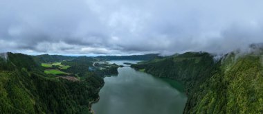 Portekiz 'in Azores kentindeki Sao Miguel adasındaki Sete Cidades gölleri üzerindeki Miradouro da Vista do Rei manzarası