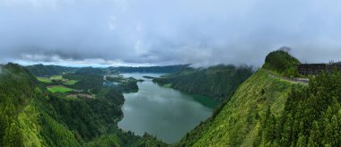 Portekiz 'in Azores kentindeki Sao Miguel adasındaki Sete Cidades gölleri üzerindeki Miradouro da Vista do Rei manzarası