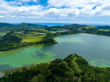 Portekiz, Azores, Sao Miguel adasındaki Lagoa das Furnas 'ın hava manzarası. Sao Miguel, Azores, Portekiz üzerinde Pico do Ferro manzaralı Furnas Gölü (Lagoa das Furnas).
