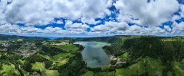 Portekiz, Azores, Sao Miguel adasındaki Lagoa das Furnas 'ın hava manzarası. Sao Miguel, Azores, Portekiz üzerinde Pico do Ferro manzaralı Furnas Gölü (Lagoa das Furnas).
