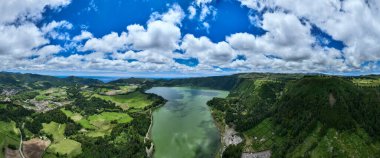 Portekiz, Azores, Sao Miguel adasındaki Lagoa das Furnas 'ın hava manzarası. Sao Miguel, Azores, Portekiz üzerinde Pico do Ferro manzaralı Furnas Gölü (Lagoa das Furnas).