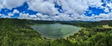 Furnas, Sao Miguel Adası, Azores, Portekiz 'de yer alan bir krateri dolduran Lagoa das Furnas (Furnas Gölü)' nün huzurlu ve manzaralı manzarası.