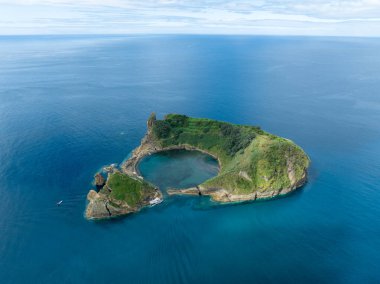 Sao Miguel Adası, Azores, Portekiz 'deki Vila Franca do Campo adasının hava manzarası..
