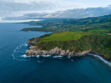 Furnas, Sao Miguel Adası, Azores, Portekiz 'de yer alan bir krateri dolduran Lagoa das Furnas (Furnas Gölü)' nün huzurlu ve manzaralı manzarası.